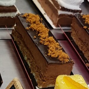 Gâteaux traditionnels faits maison: le chocolat, le Royal.